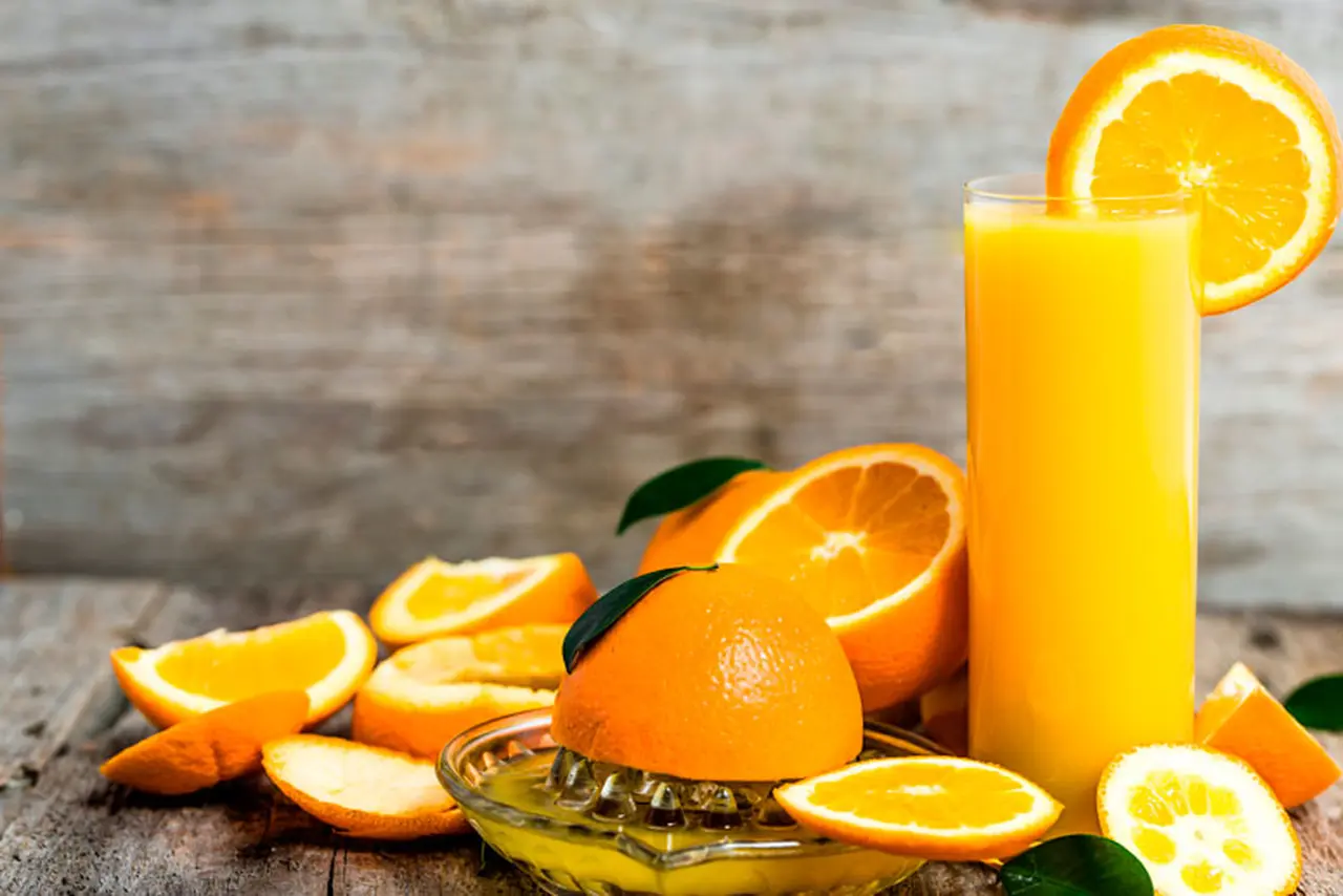 El jugo exprimido de naranja tiene altos niveles de azúcar