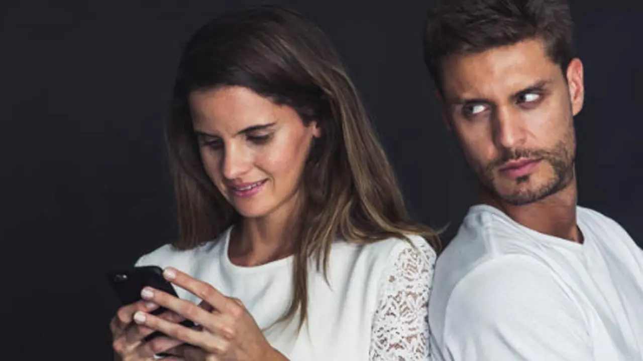 Descubrir si tu pareja espía tu celular