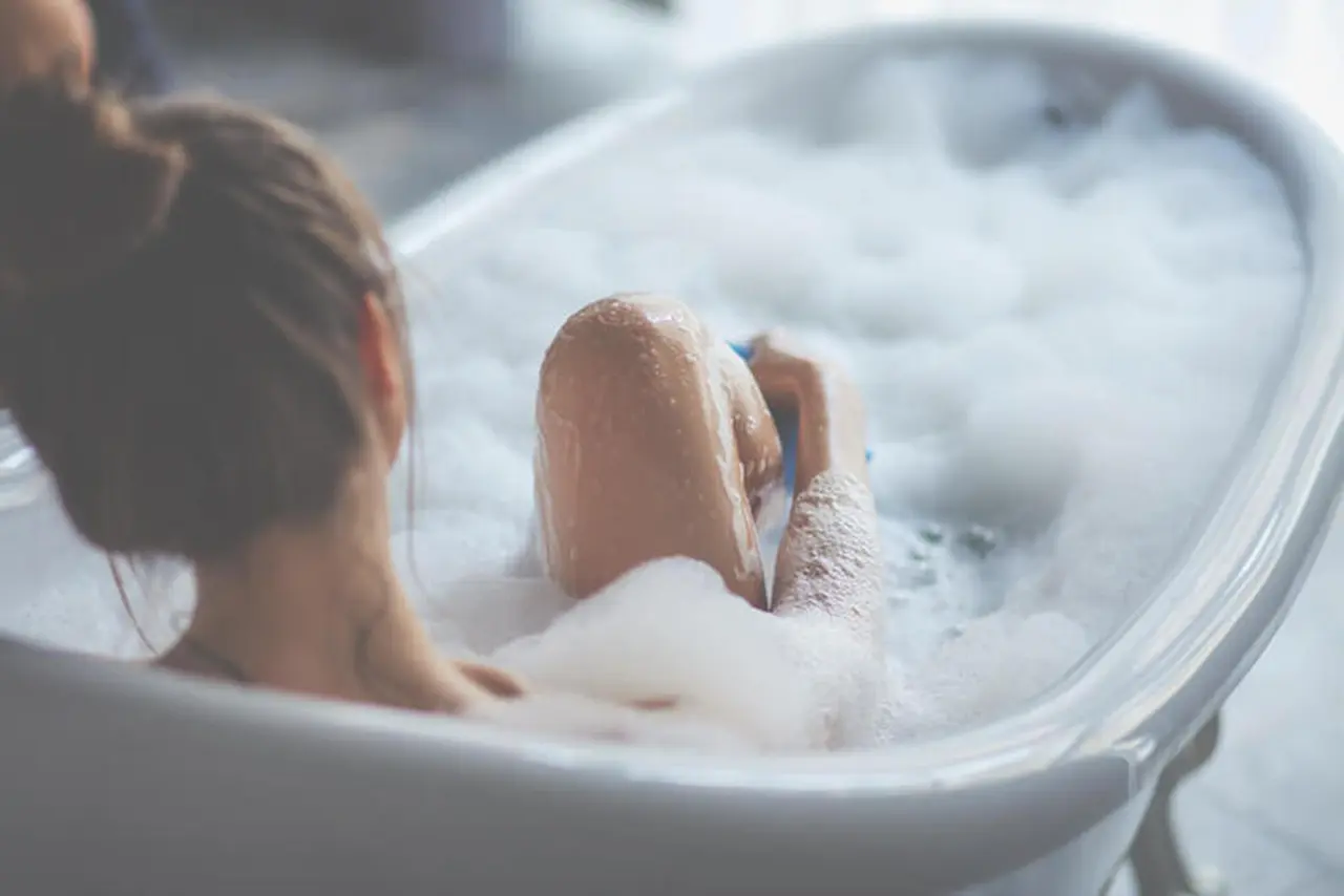 Darse un baño caliente es esencial para mejorar la calidad del sueño en cuarentena