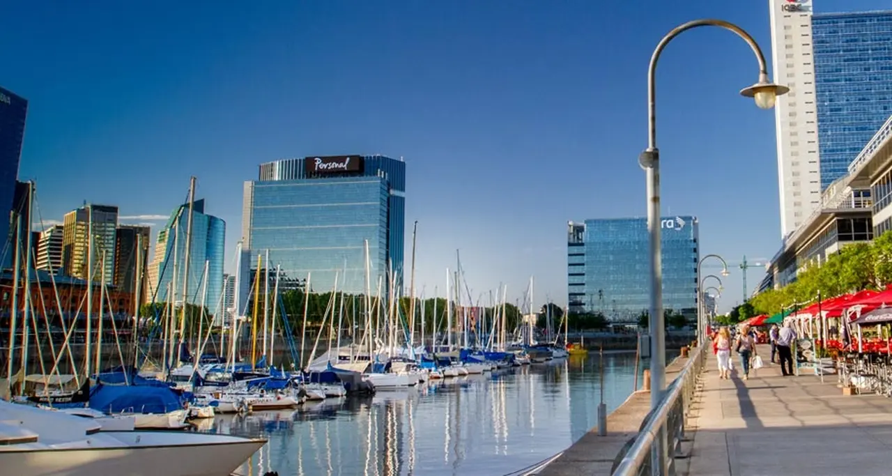 La clase alta argentina suele cenar en los restaurantes de Puerto Madero, Ciudad de Buenos Aires