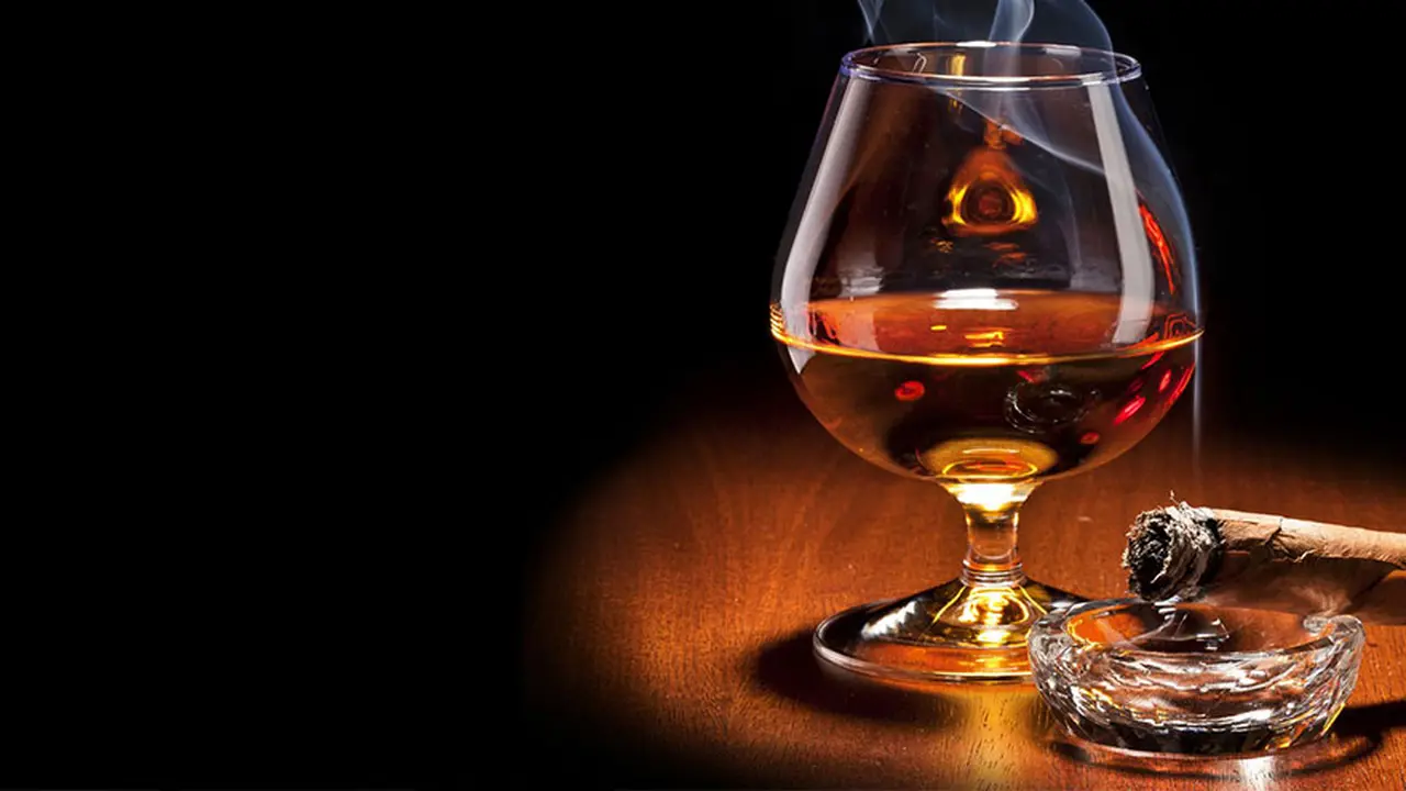 El ron negro tiene más alcohol que el ron blanco