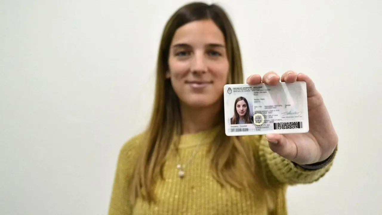 Para cobrar el bono para desempleados de ANSES se debe presentar el DNI y fotocopia, entre otros documentos