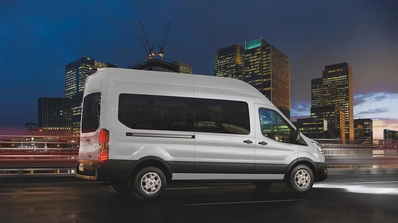 Así es la Ford Transit para pasajeros.