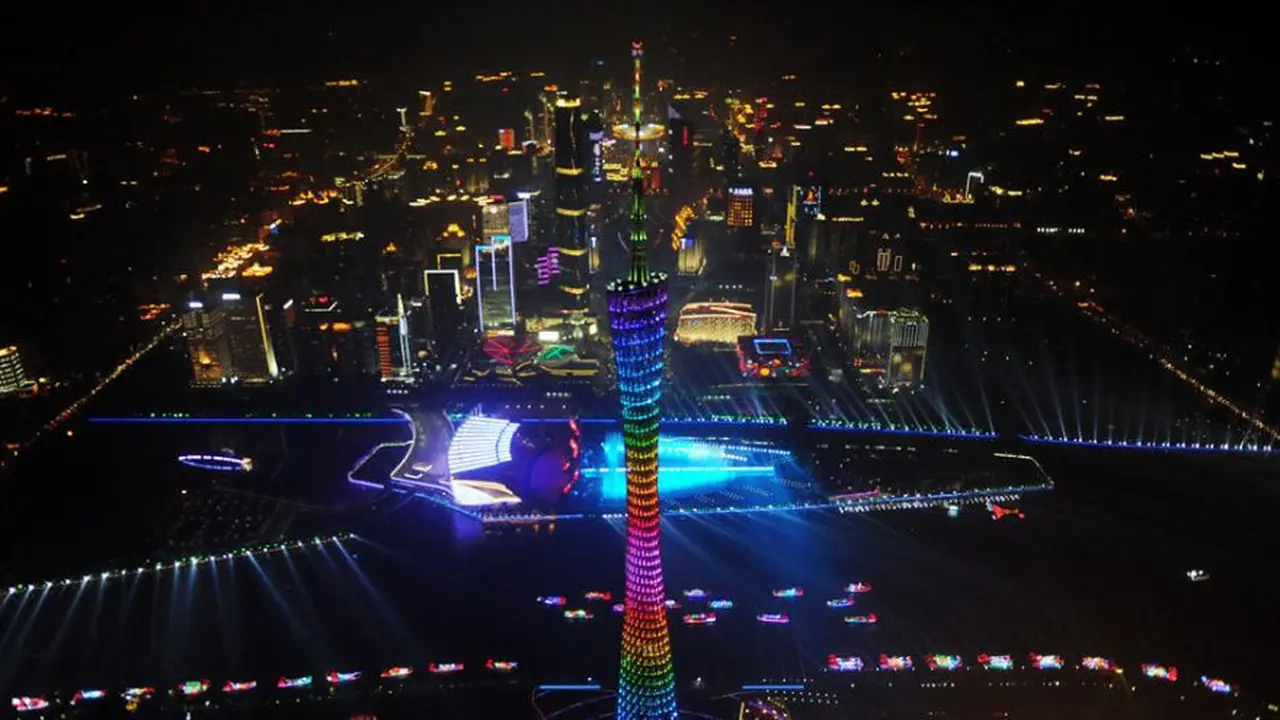 Iluminada, así se ve la Torre de Televisión de Cantón