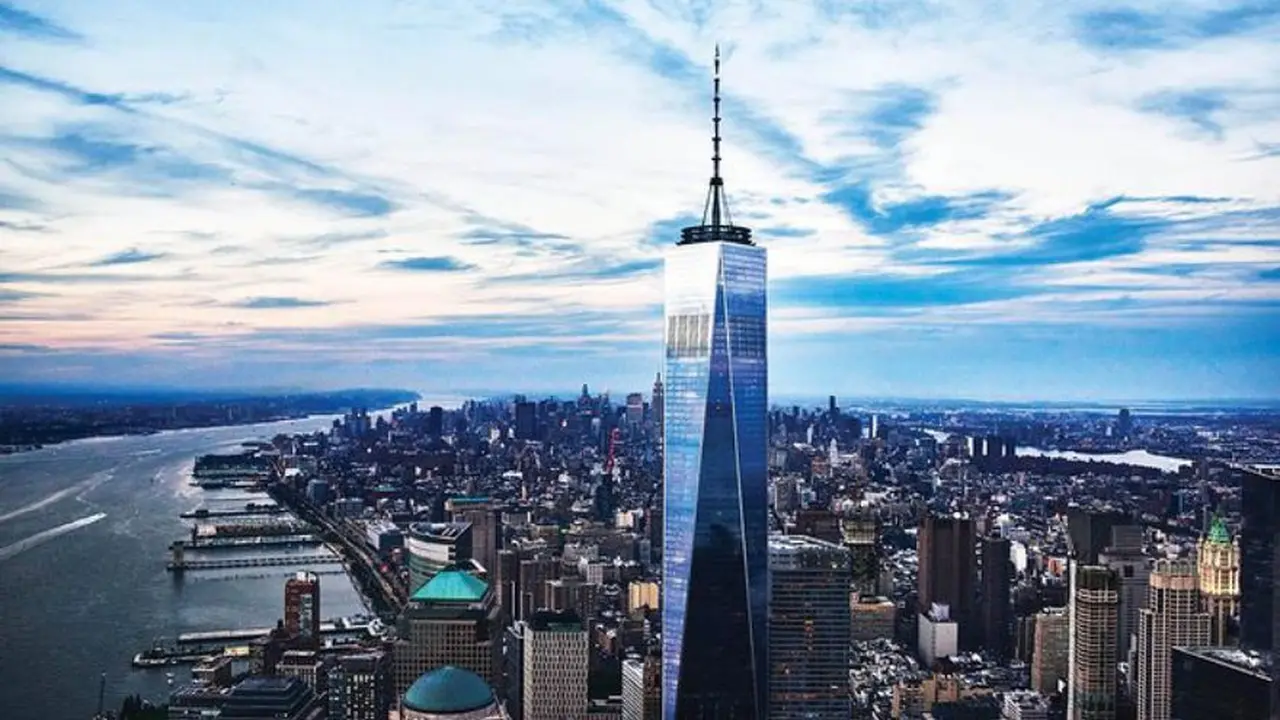 Resplandeciente, el One World Trade Center sobresale en la panorámica de Manhattan