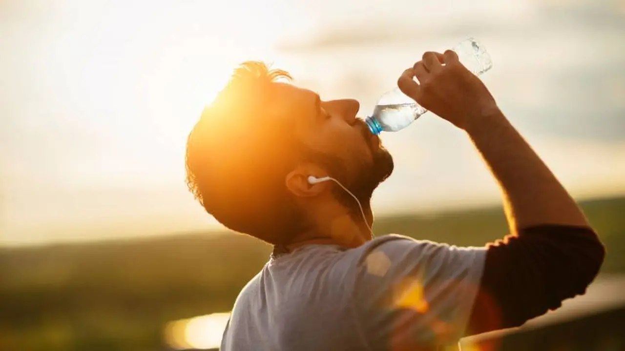 Hidratarse es una de las claves para evitar un golpe de calor.
