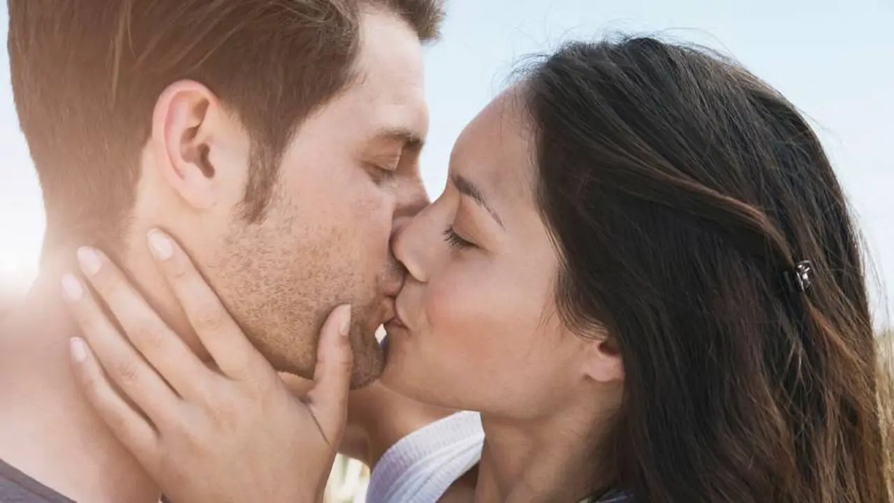 Los besos pueden transmitir los herpes labiales