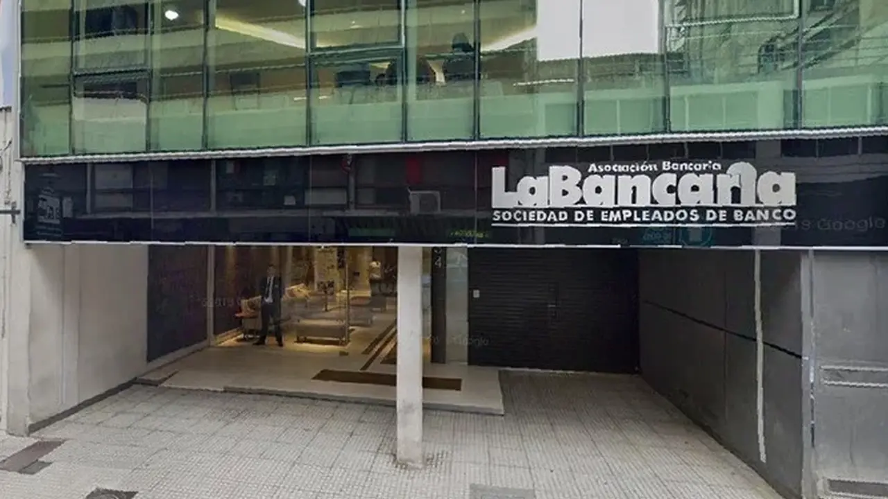 La Asociación Bancaria firmó una recomposición salarial y un aumento