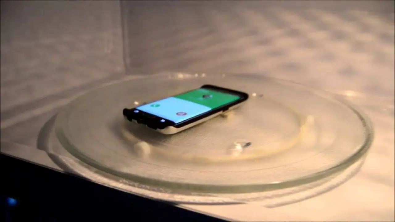 El celular siempre sonaría dentro del microondas