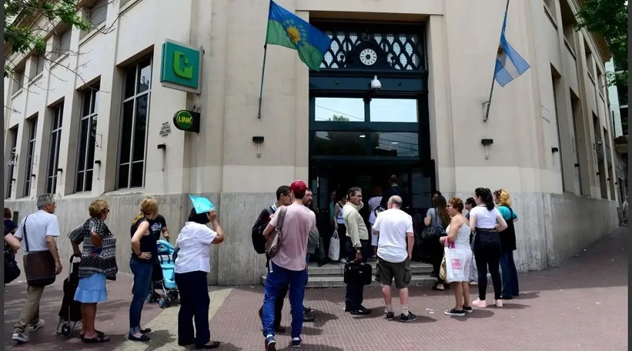 Reconocen en los bancos que hay salida de depósitos en dólares pero dicen que están muy líquidos