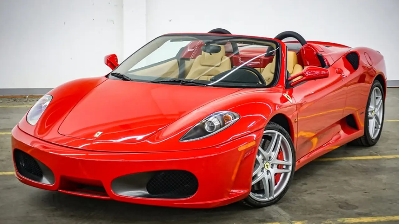 Agresividad y estilo en la figura de la Ferrari F430.