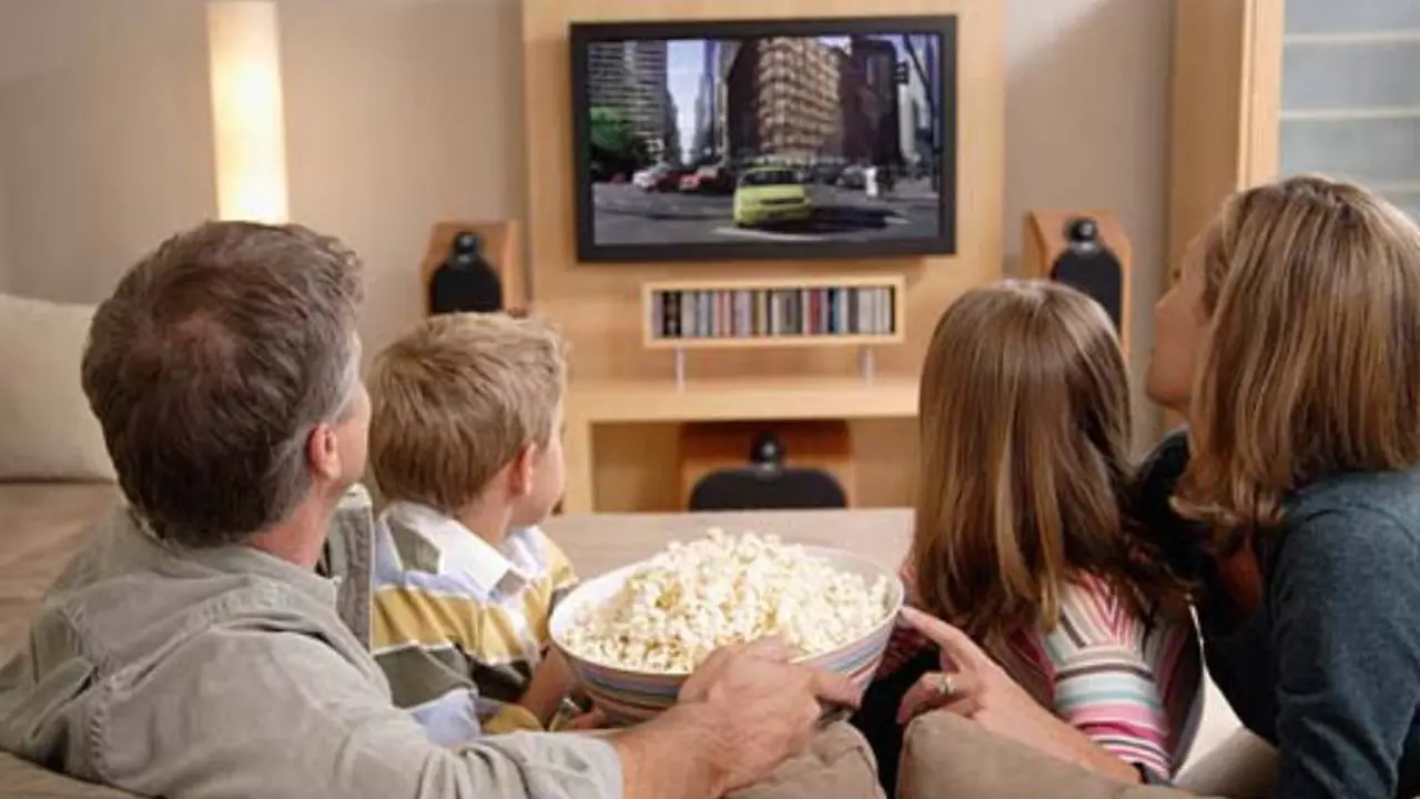 Ver películas es una de las actividades que se puede hacer en el hogar