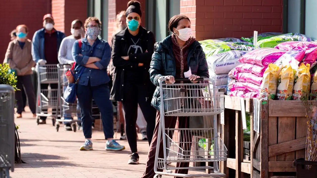 se observe un nuevo pico de contagios de COVID-19, se decretará automáticamente el retorno a un aislamiento restringido