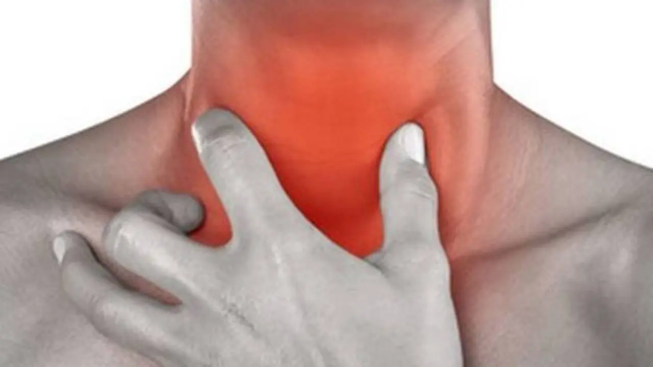 El médico puede palpar los ganglios para saber si el paciente tiene mononucleosis