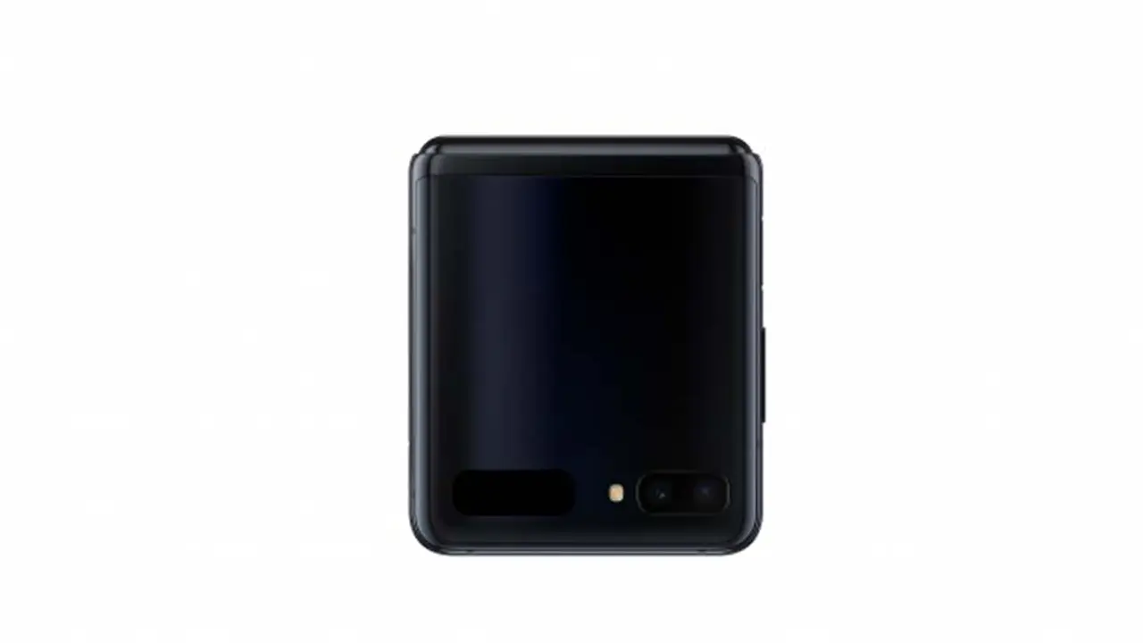 El Samsung Galaxy Z Flip luce compacto cuando está plegado.