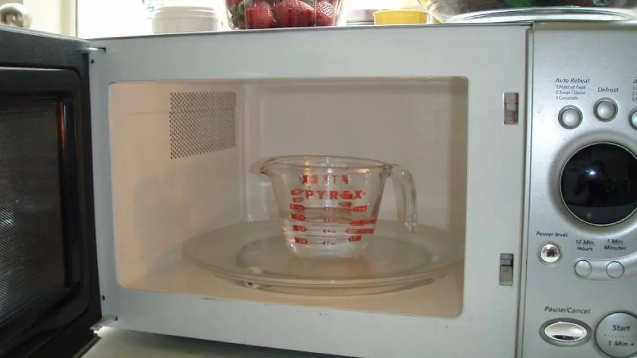 No se debe calentar agua en el microondas