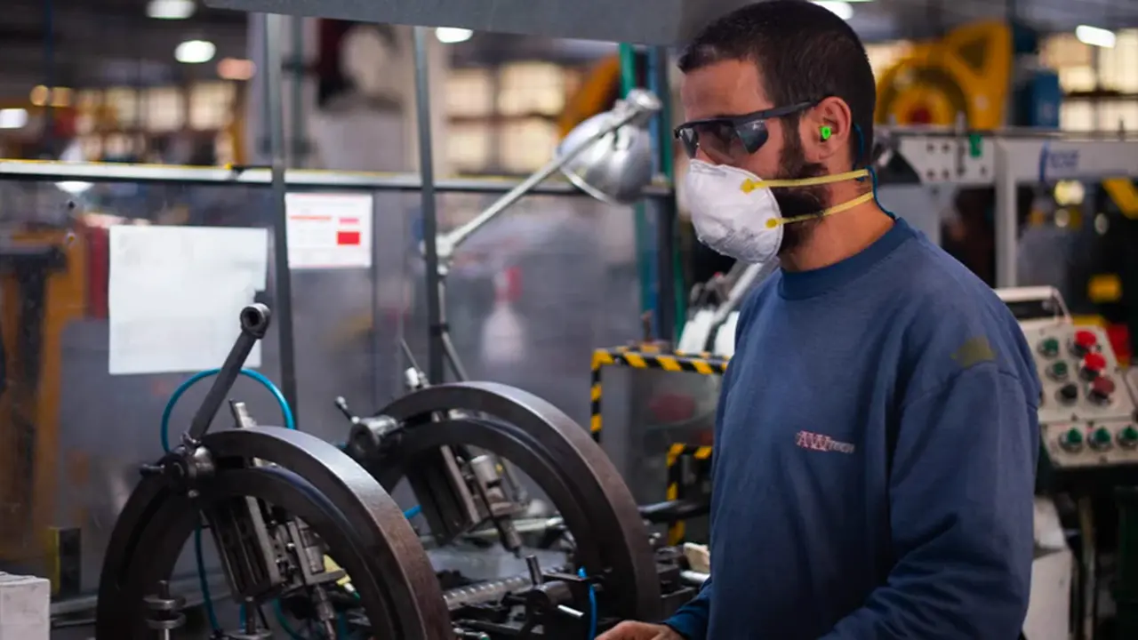 Quiénes son los trabajadores esenciales que siguen prestando tareas en cuarentena
