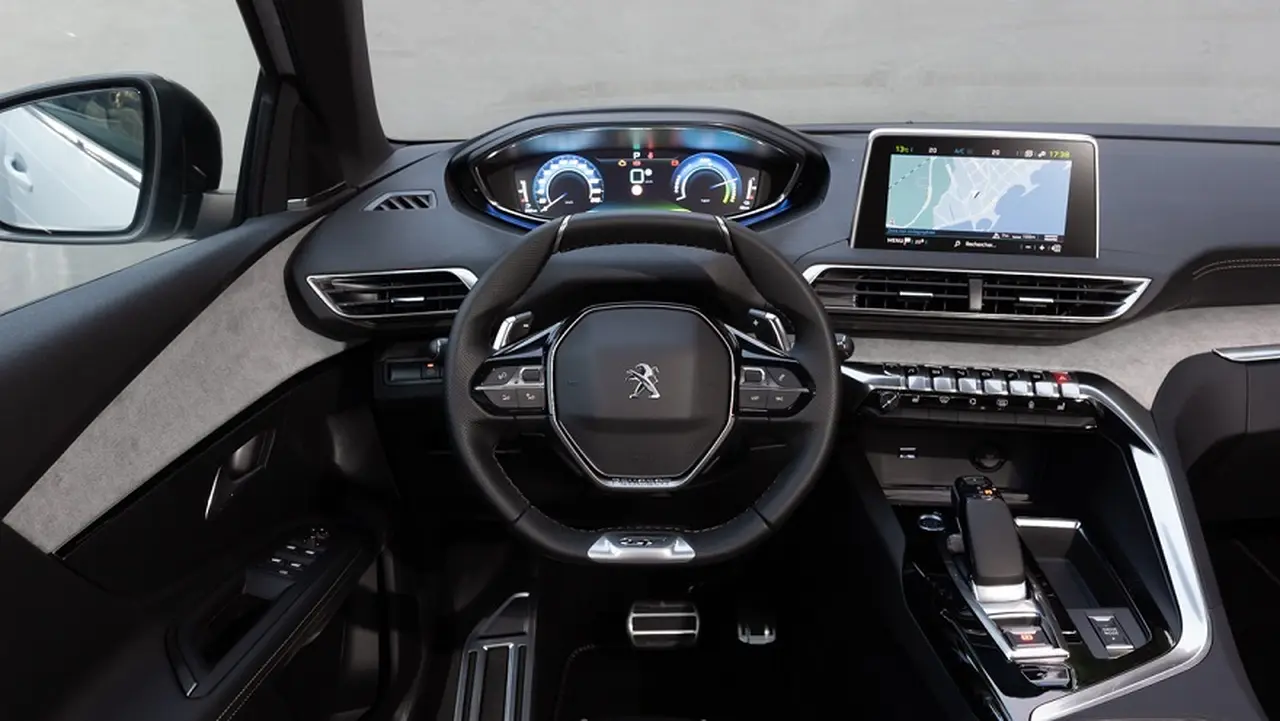 El puesto de manejo del Peugeot 3008 con sistema i-Cockpit.