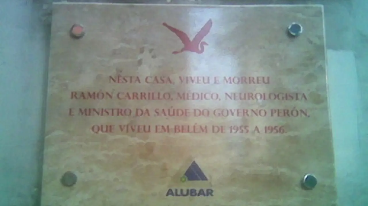 Placa frente a la casa de Ramón Carrillo.
