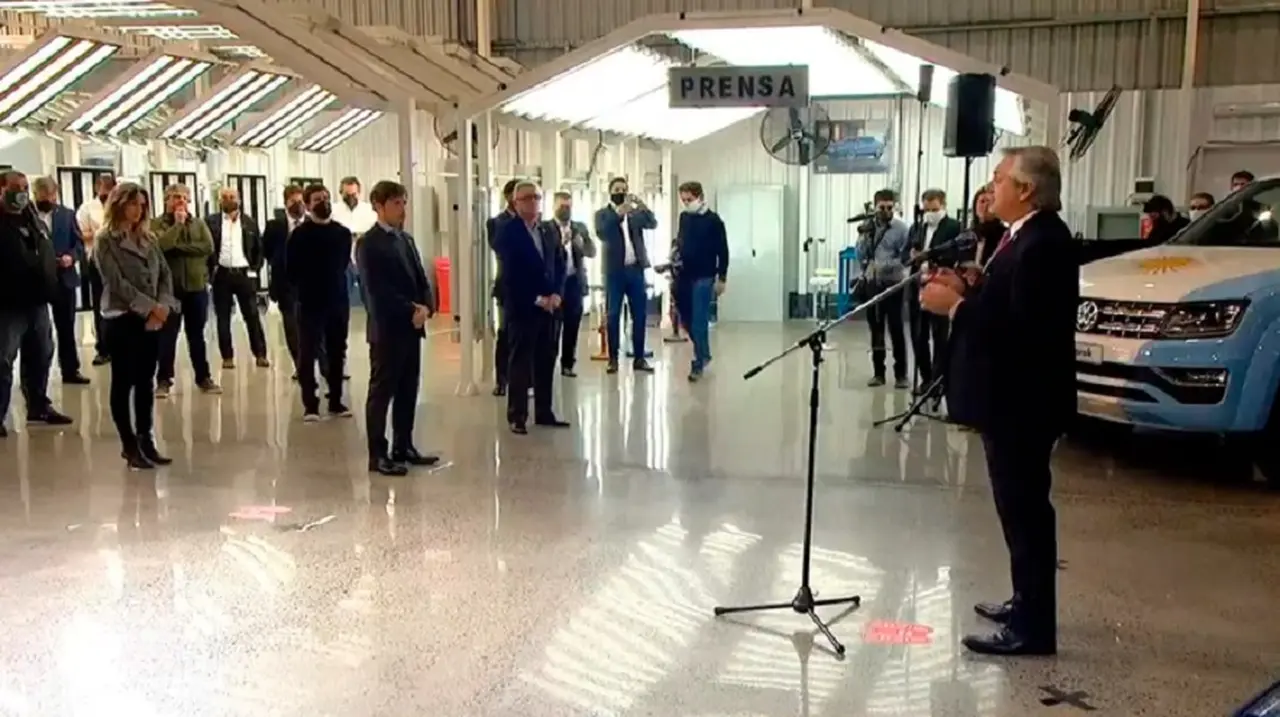 El Presidente recorrió una planta de la automotriz alemana Volkswagen