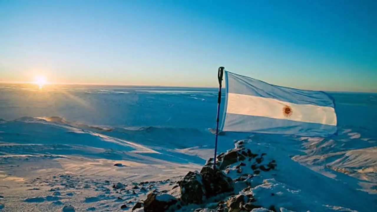 A Belgrano se lo reconoce como el creador de la bandera argentina
