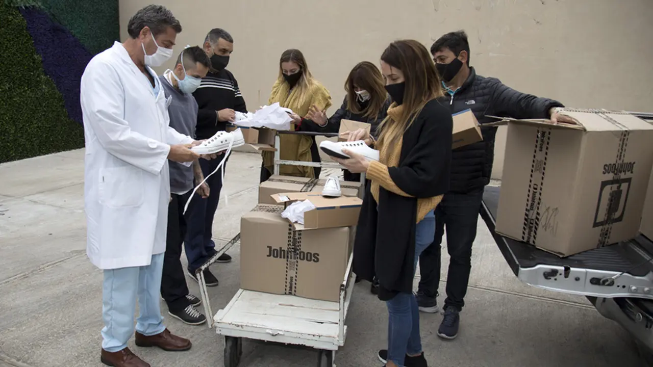John Foos donó calzado para personal médico de Hospital Materno Argentino de San Isidro