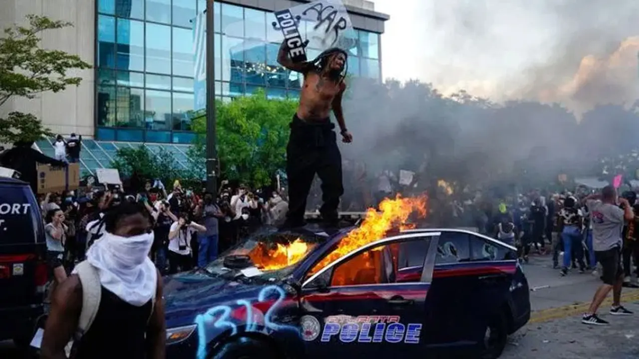 Los vehículos policiales fueron blanco de los manifestantes.