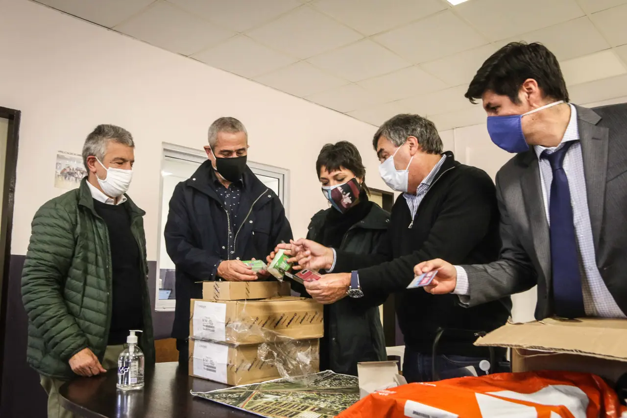 La necesidad de mantener conectadas a las villas en pandemia (aquí con tarjetas prepaga) motivó la PBU