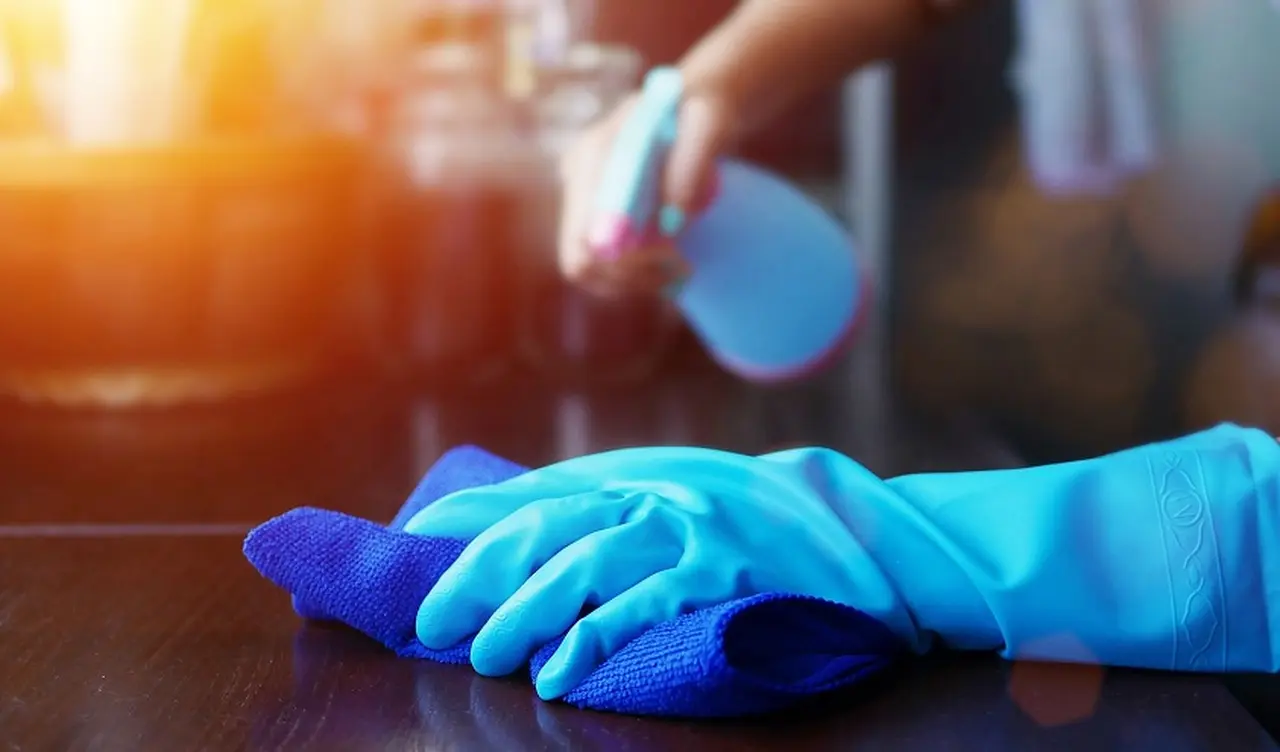 Conocida como agua oxigenada, el peróxido de hidrógeno es popular por ser un poderoso oxidante