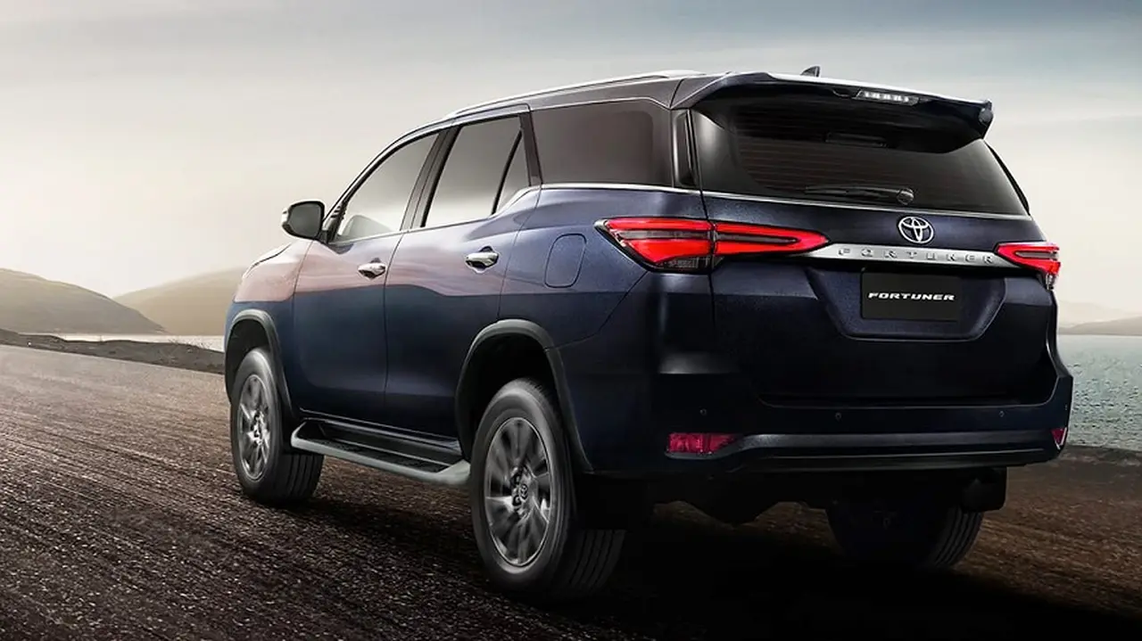 Toyota SW4, en una visión desde atrás.