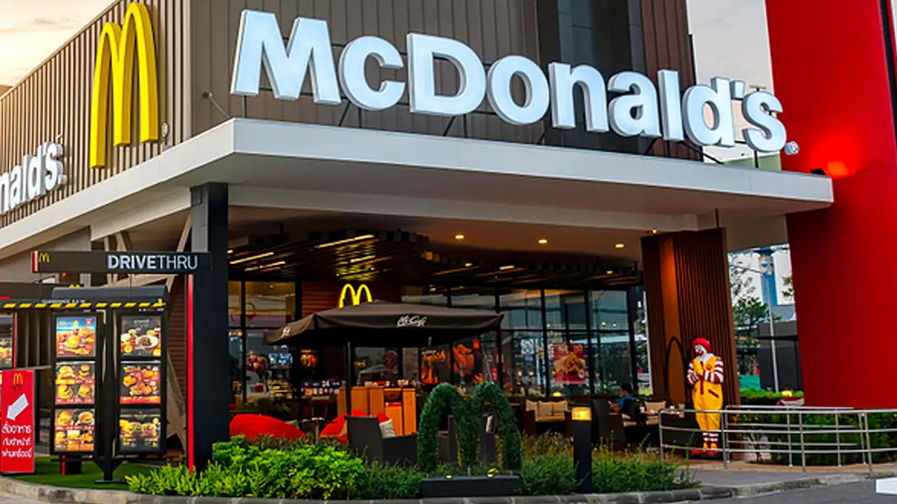 En Estados Unidos, un trabajador de McDonald's gana entre 12 y 16 dólares por hora de trabajo.
