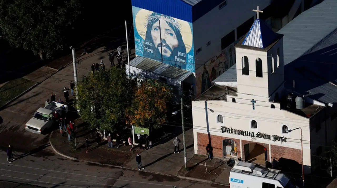 Una iglesia abre como un bar y los pastores se visten de camareros para protestar contra las restricciones por la pandemia