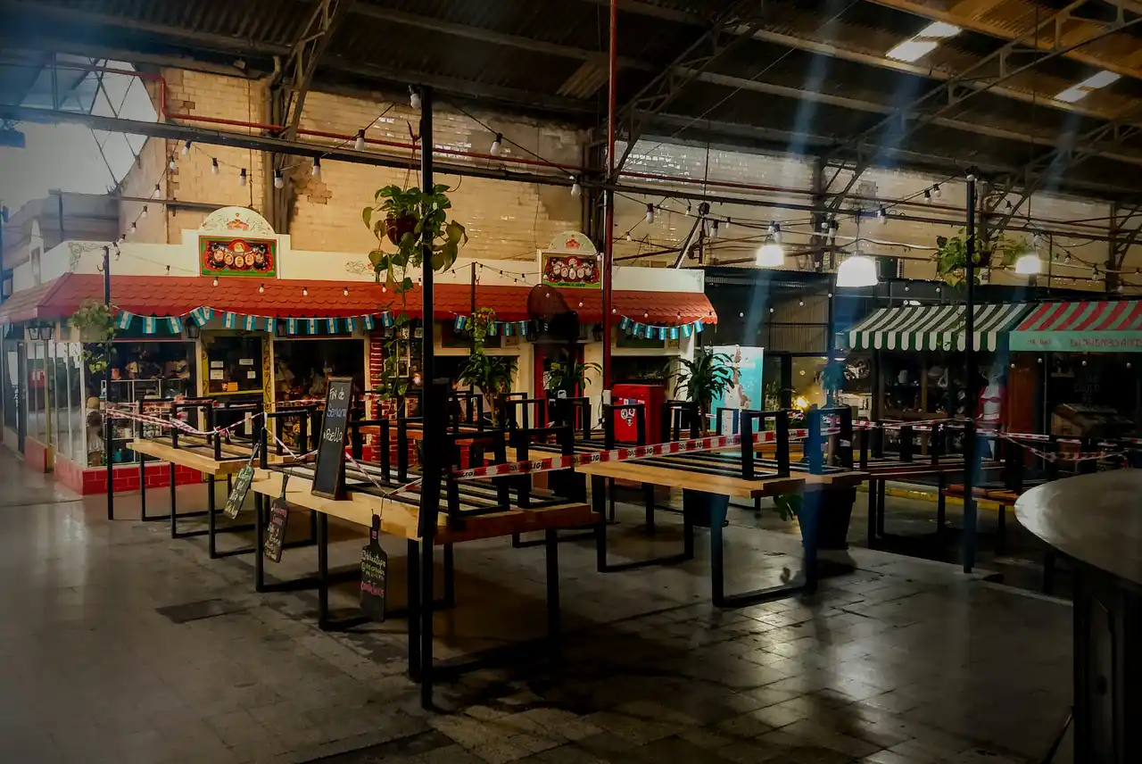Apenas un puñado de verdulerías, carnicerías y locales gastronómicos siguen activos en el mercado.