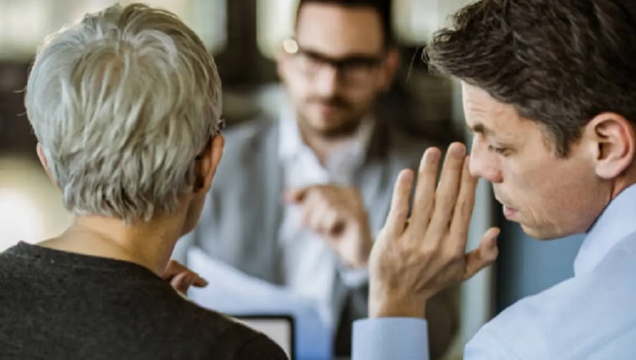 Las personas tóxicas suelen ser chismosas y hablar mal de sus compañeros de trabajo