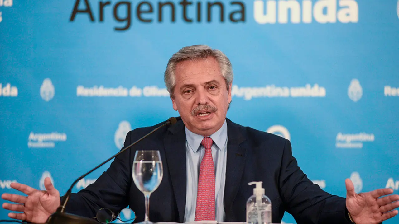 La valoración de Alberto Fernández cae mes a mes