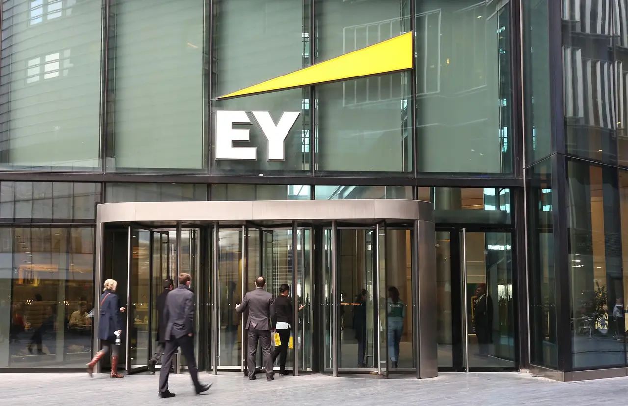 Ernst & Young bajo la mira