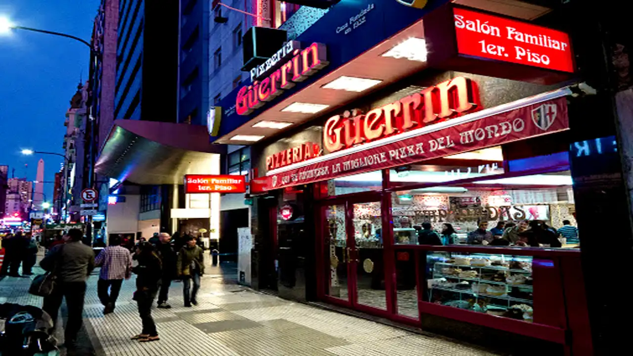 Los organizaciones del sector advierten que peligra la continuidad de las pizzerías en avenida Corrientes.