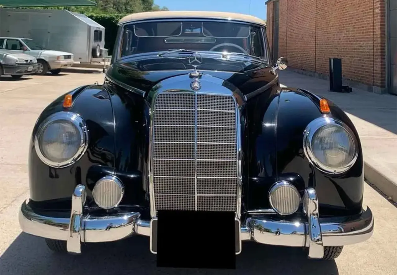 Mercedes Benz: la clásica parrila de la marca alemana en los años 50.