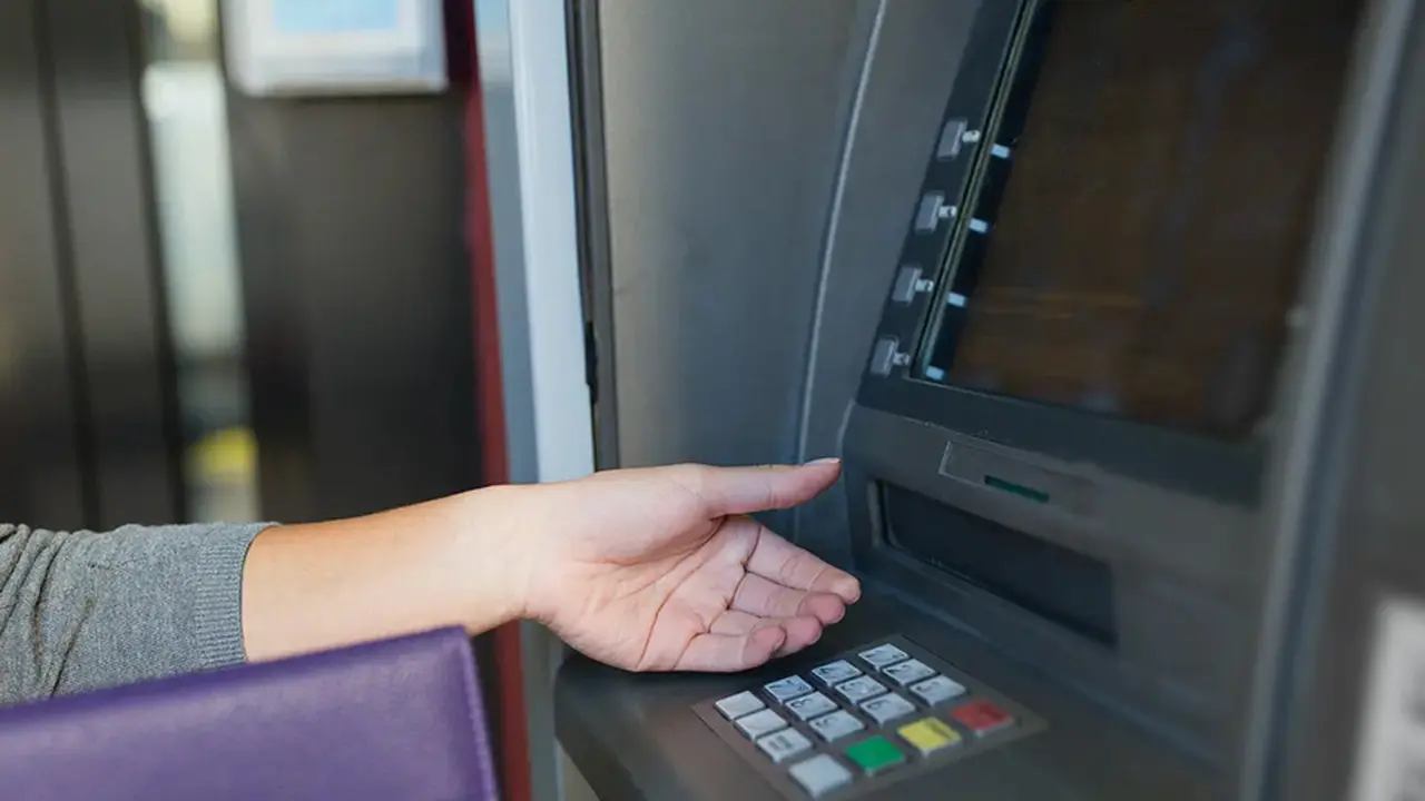 Tengo saldo pero no puedo sacar dinero: cómo solucionarlo