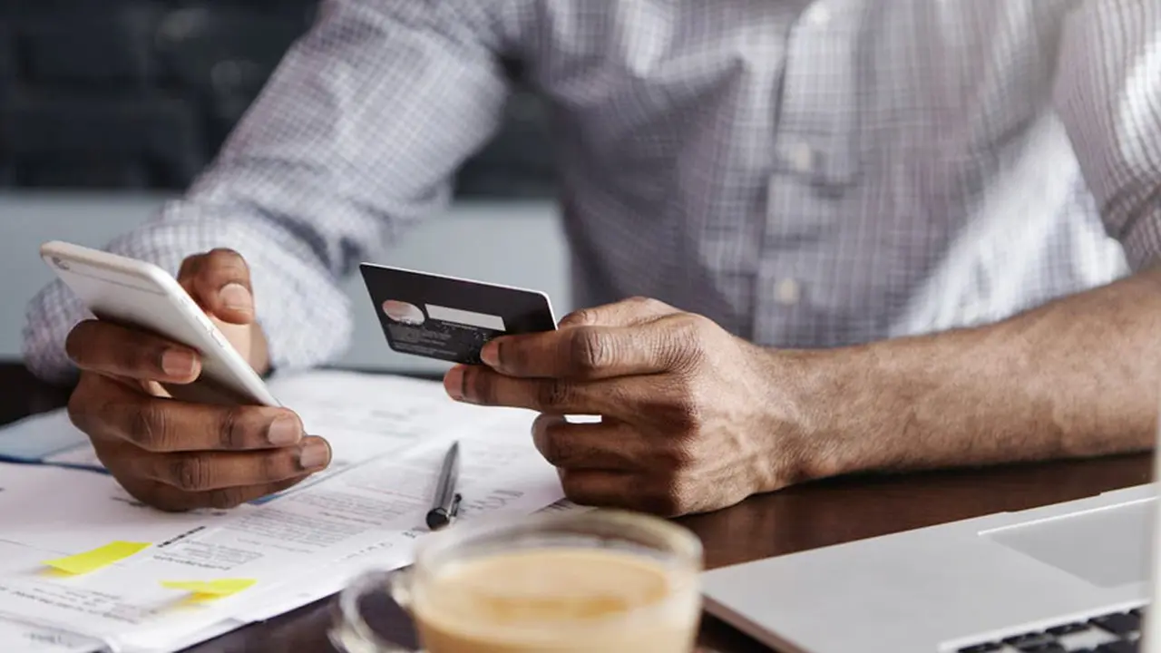 Para los bancos, la tasa de interés no será el factor determinante para que los ahorristas se queden en colocaciones en pesos, sino que pesará más el clima político