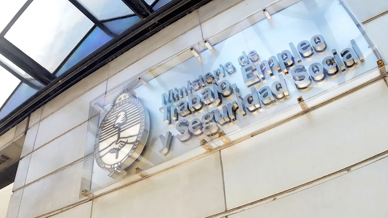 Según el Ministerio de Trabajo, el empleo registrado en la Argentina se vio menos afectado por la pandemia que en otros países