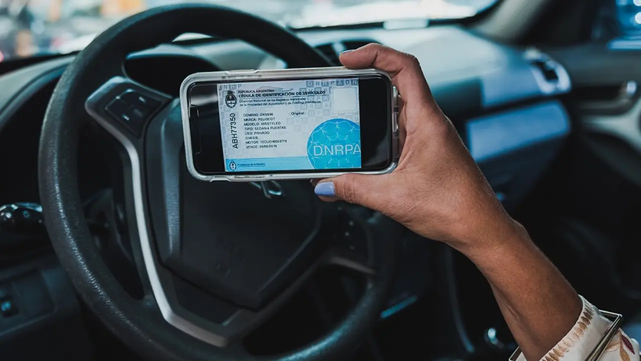 Una vez realizada la transferencia automotor, la cédula del auto se puede tener en el celular.