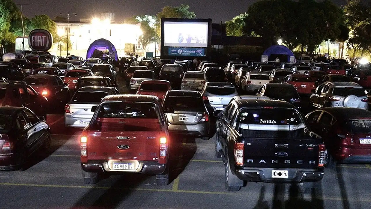 En los autocines las personas pudieron disfrutar de películas argentinas sin arriesgar su salud