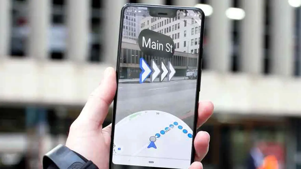 A diferencia de Waze, Google Maps permite su uso dentro de un vehículo pero también al trasladarse a pie.