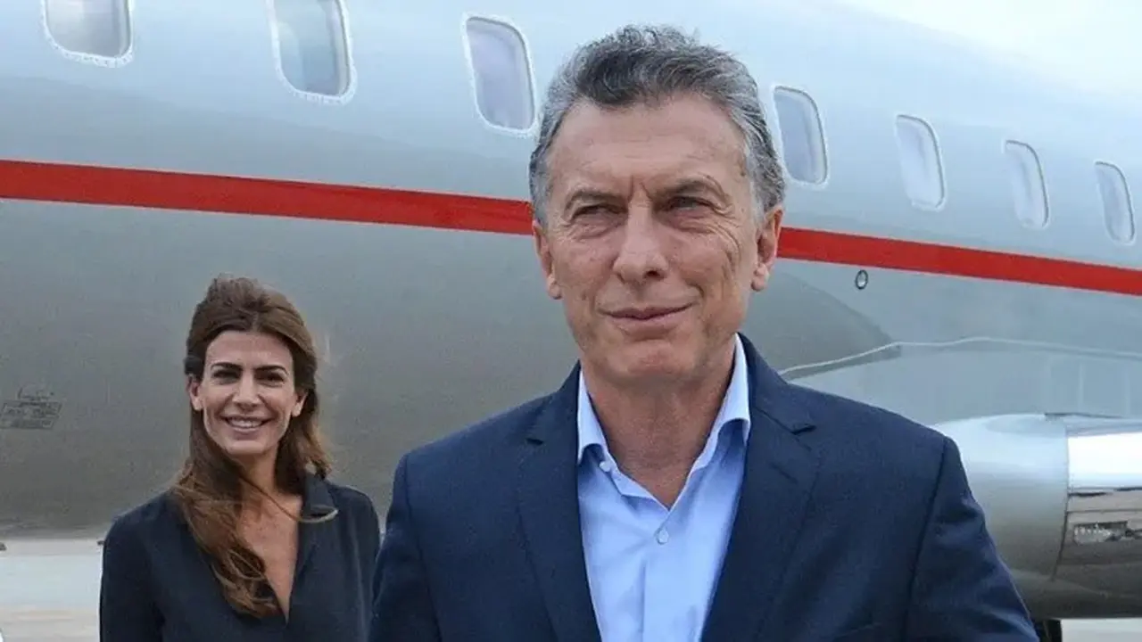 De perfil bajo en la política nacional, vuela alto hacia el exterior. Partió a París junto a Juliana y Antonia.