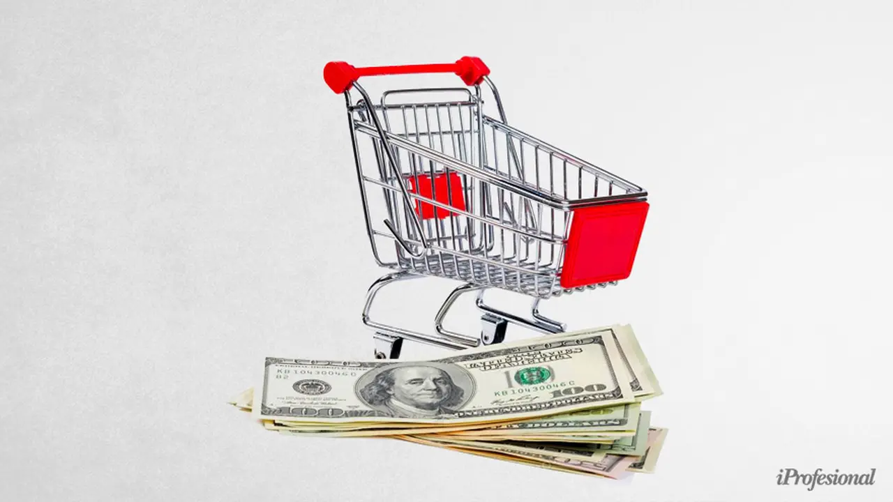 Las compras que se pagan con tarjeta en dólares también suben una retención desde septiembre pasado