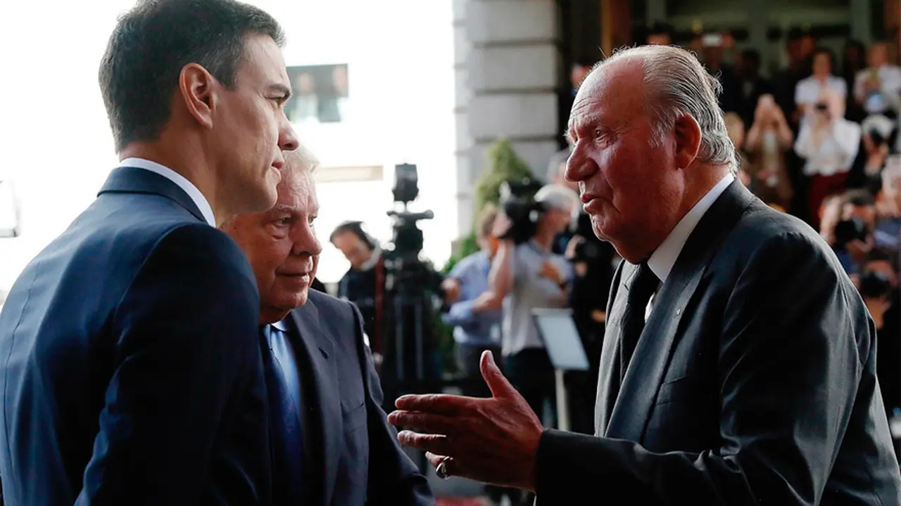 El mandatario español, Pedro Sánchez, en charla con el rey Juan Carlos.