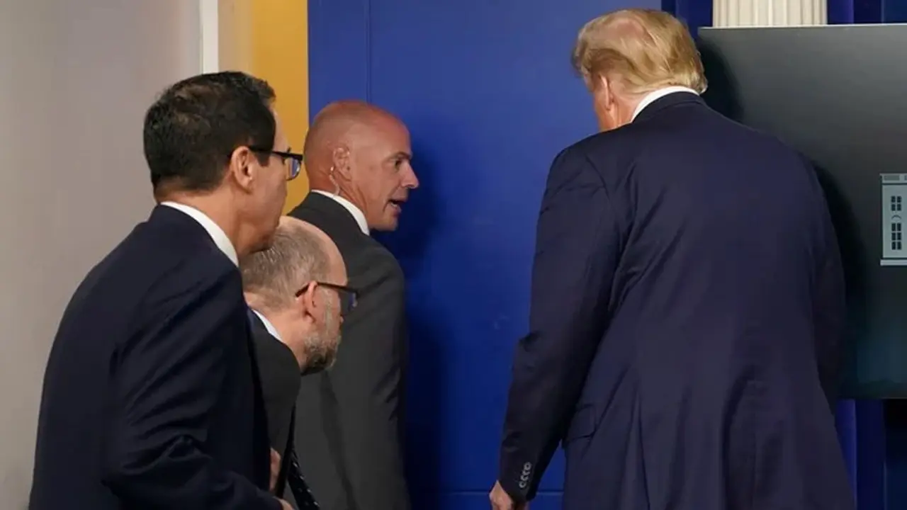 Sorpresa para los periodistas: Trump se retira de la rueda de prensa sin dar explicaciones.