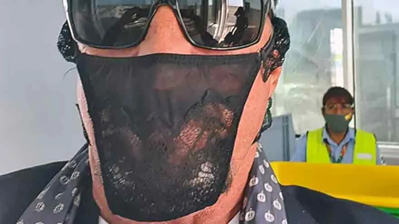 McAfee usó este año unas bragas como barbijo.