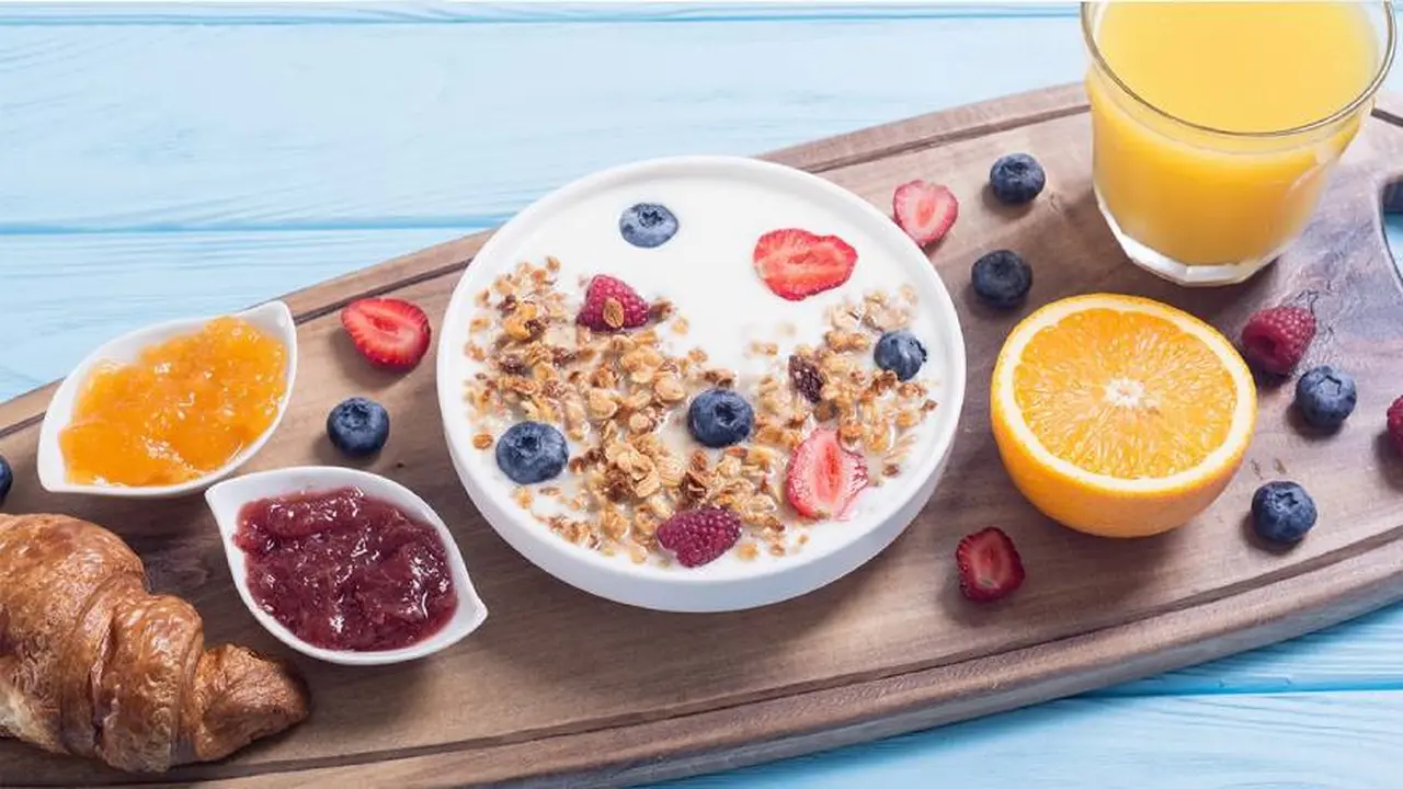 Para hacer un desayuno saludable los lácteos se pueden consumir con cereales y frutas
